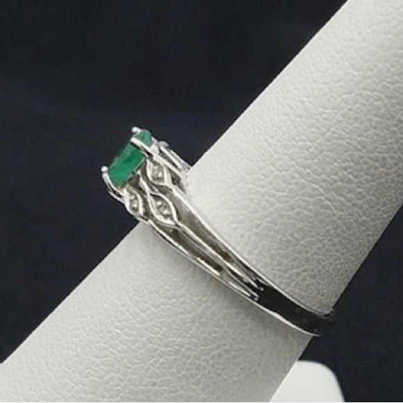 Emerald, oval-cut, set in 10 k white gold with 6 Diamond accents - Picture 3 of 12